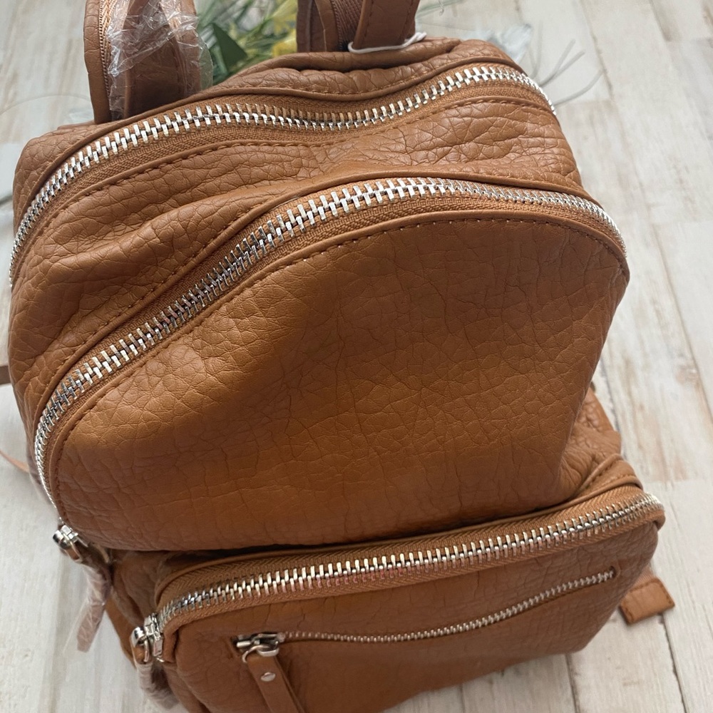 Backpack - Picture 4 of 6